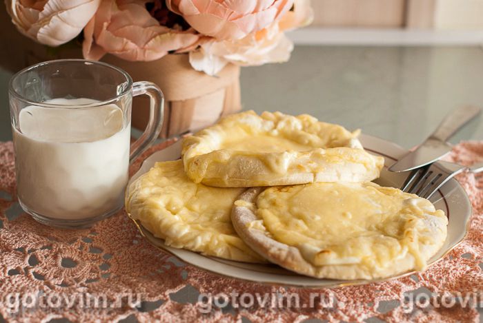 Лепешки с сыром и сметаной в хлебопечке. Фотография рецепта