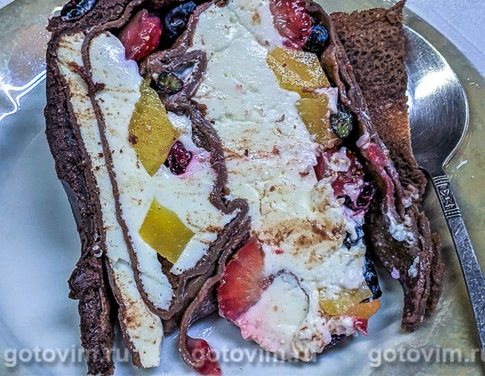Блинный торт с ягодами и сметаной на желатине. Фотография рецепта