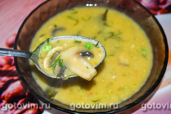 Летний суп-пюре с шампиньонами и зеленым горошком. Фотография рецепта