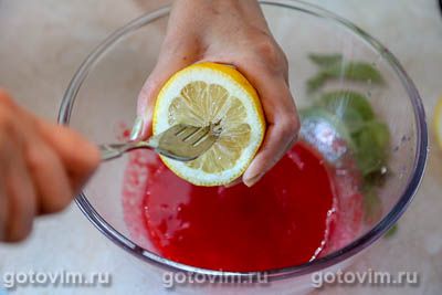 Лимонад из красной смородины с газировкой, Шаг 05