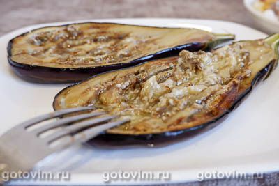 Лодочки из баклажанов с фаршем, помидорами и сыром в духовке, Шаг 03