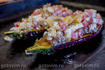 Лодочки из баклажанов с фаршем, помидорами и сыром в духовке, Шаг 05