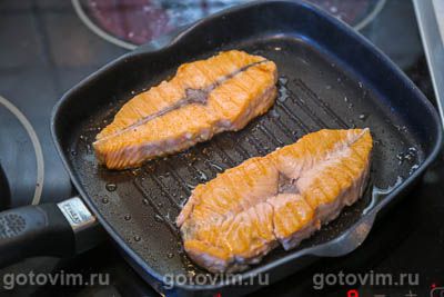 Стейк-бабочка из лосося на сковороде с маслом и зеленью, Шаг 04