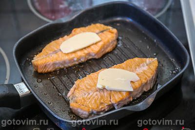 Стейк-бабочка из лосося на сковороде с маслом и зеленью, Шаг 05