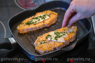 Стейк-бабочка из лосося на сковороде с маслом и зеленью, Шаг 06
