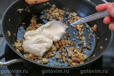 Макароны с соусом из сметаны и копченой рыбы, Шаг 04
