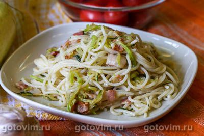 Макароны с беконом и кабачками