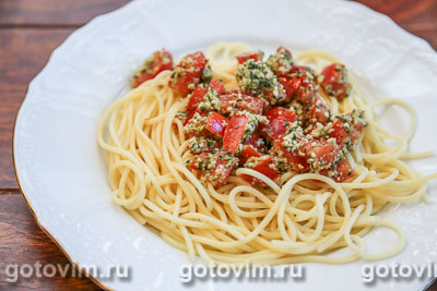 Спагетти с миндальным песто и помидорами. Фото-рецепт