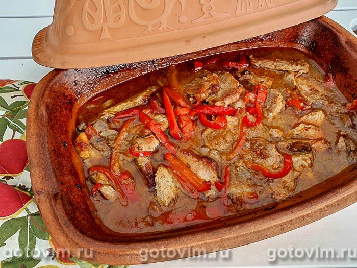 Македонская сельска тава или мясо, тушенное с луком в глиняном горшке (SELSKA TAVA). Фотография рецепта