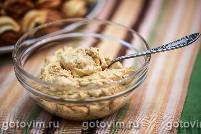 Масляный крем со сгущенкой и орехами. Фотография рецепта