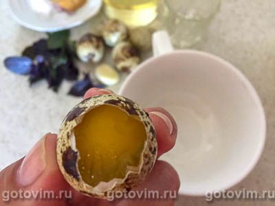 Домашний майонез на перепелиных яйцах с чесноком и базиликом, Шаг 01