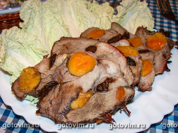 Свинина с черносливом и морковью по-корейски, запеченная в фольге