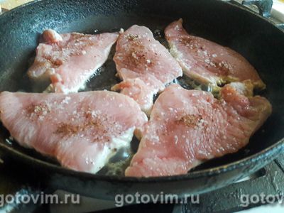 Мясо в духовке, в винном соусе с грушами и сливой, Шаг 03