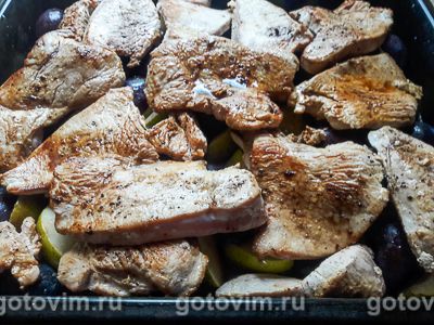Мясо в духовке, в винном соусе с грушами и сливой, Шаг 06