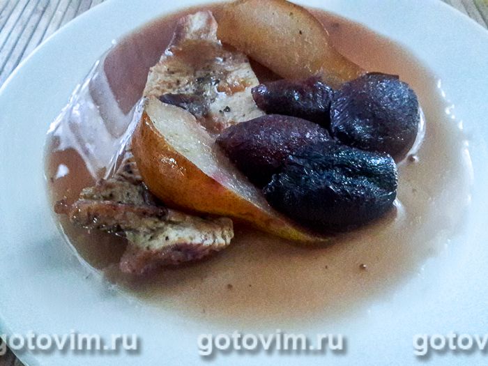 Мясо в духовке, в винном соусе с грушами и сливой. Фотография рецепта
