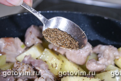 Тушеное мясо с картофелем и зеленью, Шаг 03