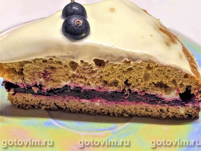 Медовый торт с черной смородиной и сливочным кремом. Фотография рецепта