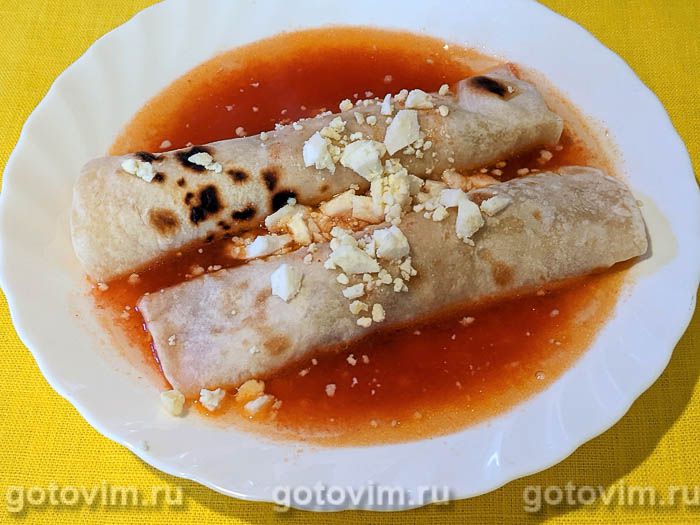 Мексиканский томатный суп с блинчиками с начинкой. Фотография рецепта