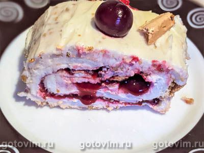 Меренговый рулет с творожным сыром и вишней