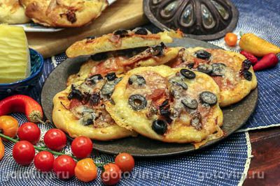 Мини-пицца с колбасой пепперони, вялеными томатами и сыром моцарелла