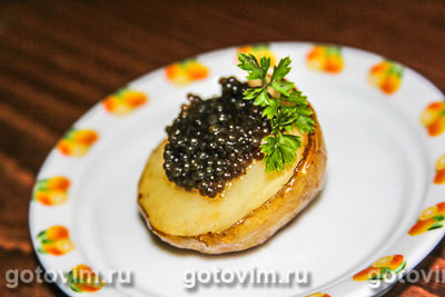Молодой печеный картофель с икрой щуки. Фото-рецепт