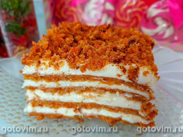 Морковно-медовый торт с кремом из сливочного сыра и сгущенки . Фотография рецепта