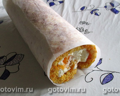 Морковный бисквитный рулет с творожным кремом и мандарином, Шаг 13