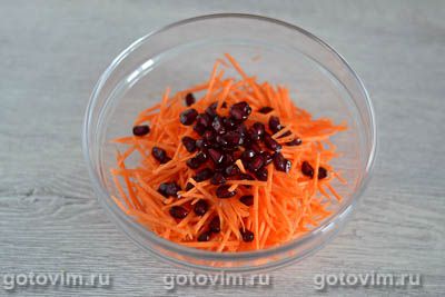 Морковный салат с чесноком и зернами граната, Шаг 03