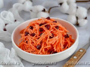 Морковный салат с чесноком и зернами граната