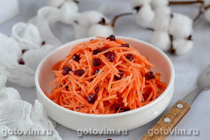 Морковный салат с чесноком и зернами граната. Фотография рецепта