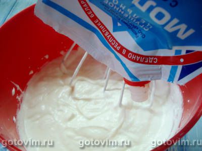 Мороженое из сливок и сгущенки с клубникой и цукатами, Шаг 03