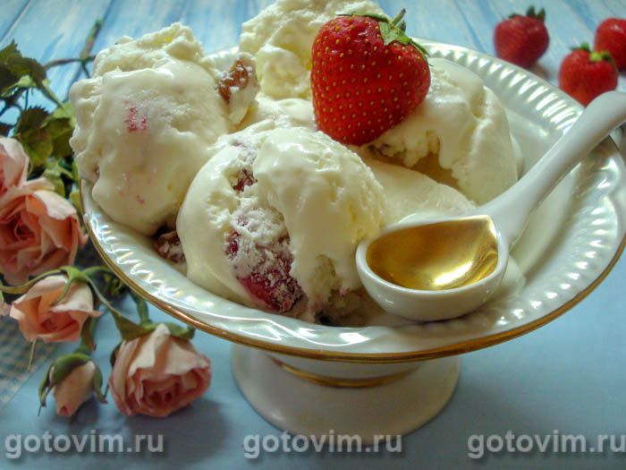 Мороженое из сливок и сгущенки с клубникой и цукатами. Фотография рецепта