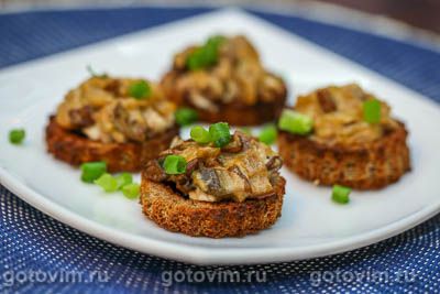 Тартинки из ржаного хлеба с телячьими мозгами и грибным соусом. Фото-рецепт