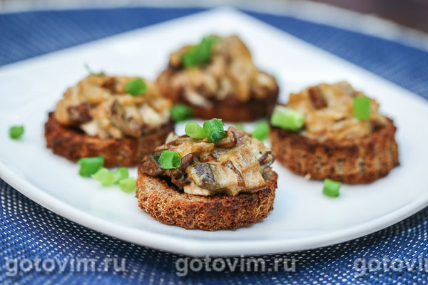 Тартинки из ржаного хлеба с телячьими мозгами и грибным соусом. Фотография рецепта