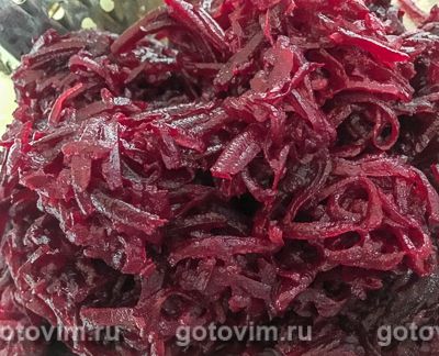 Салат из свеклы с сыром сулугуни, огурцов и кольраби, Шаг 02