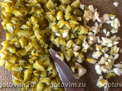 Салат из свеклы с сыром сулугуни, огурцов и кольраби, Шаг 03