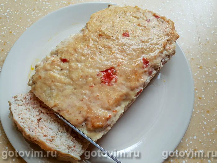 Мясной хлеб из куриного филе с кусочками пассаты из помидоров. Фотография рецепта