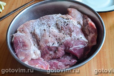 Свинина, запеченная с овощами на луковой подушке, Шаг 01
