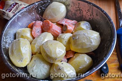 Свинина, запеченная с овощами на луковой подушке, Шаг 06