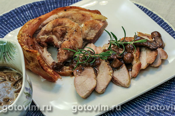 Свинина с грибным соусом с мадерой. Фотография рецепта