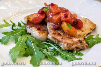 Мясо с соусом из хурмы и клюквы. Фото-рецепт