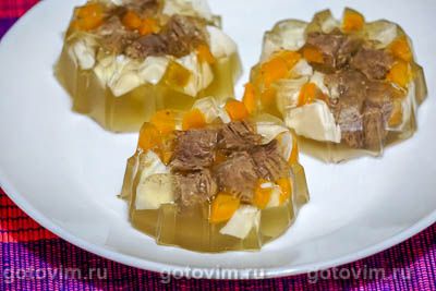 Мясное заливное из говядины с овощами и яйцами