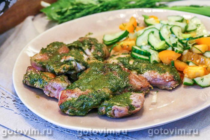Стейки из свинины с чесночным зеленым соусом. Фотография рецепта