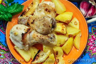 Фотография рецепта Куриные бедра, запеченные с картошкой, чесноком и лимоном