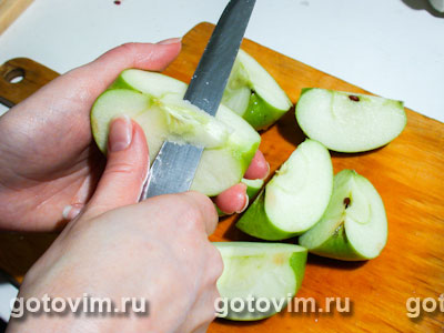 Куриные окорочка, запеченные с яблоками и луком, Шаг 04