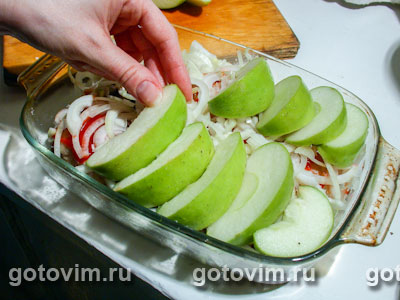 Куриные окорочка, запеченные с яблоками и луком, Шаг 05