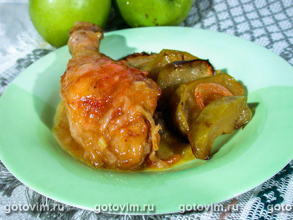 Куриные окорочка, запеченные с яблоками и луком. Фотография рецепта