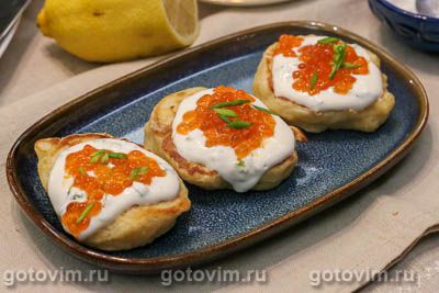 Пышные оладьи со сметаной и красной икрой