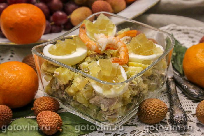 Салат «Оливье» с ланспиком, цыпленком и креветками по старинному рецепту. Фотография рецепта