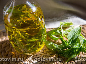 Оливковое масло с чесноком и свежим бази